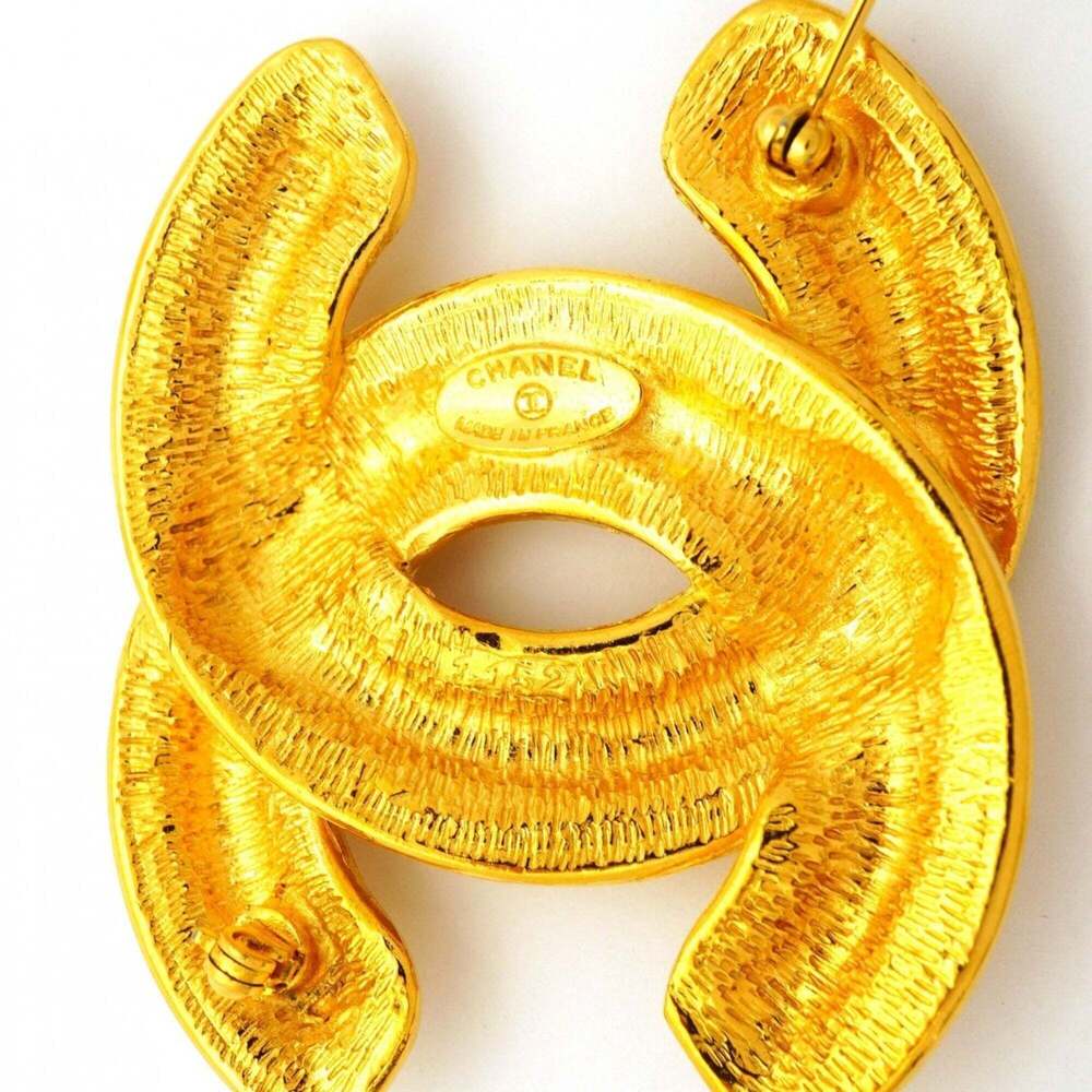 CHANEL Authentic Gold Logo Brooch - Picture 4 of 7